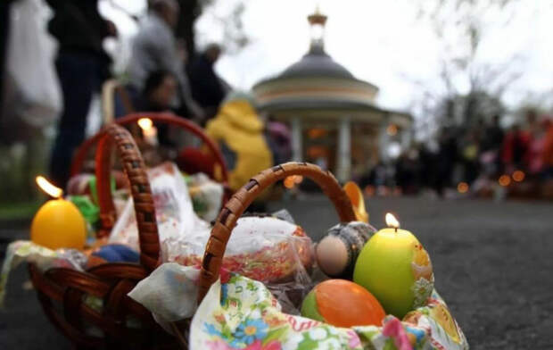 Куличики и крашенки в корзинке