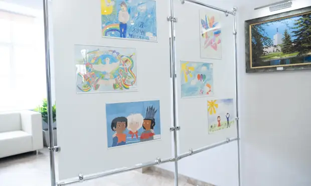 Увидеть свет глазами ребёнка. В Архангельске проходит выставка «Дети рисуют мир»