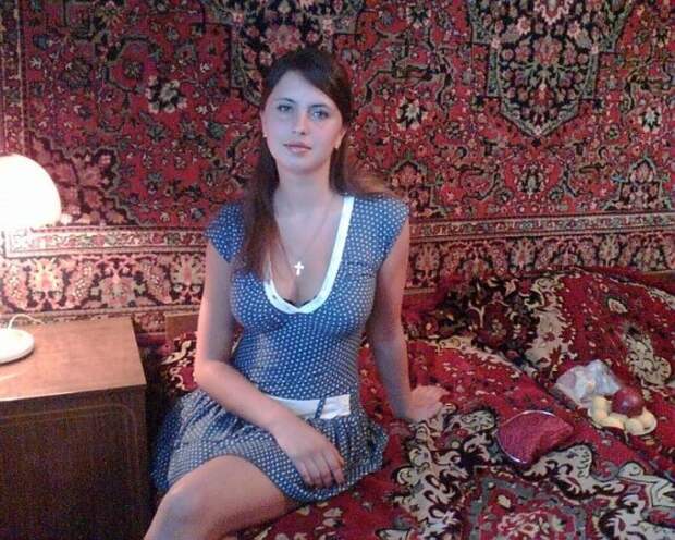 Симпатичные девушки у ковров и на коврах (44 фото)