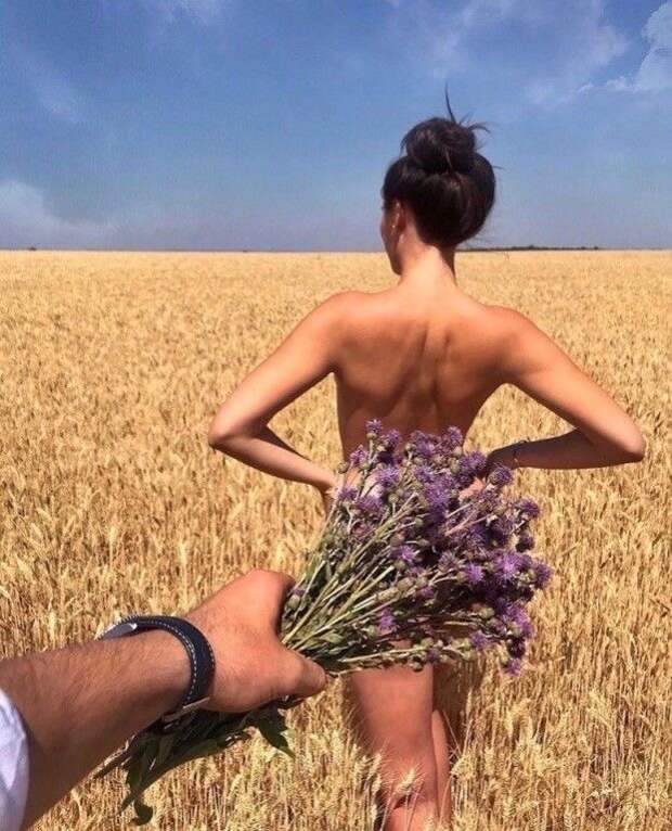 Ну дайте пожалуйста этой девушке одежду, ну серьезно!