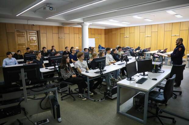 Сотрудники транспортной полиции и представители Общественного совета при УТ МВД России по ДФО объединились, чтобы рассказать будущим железнодорожникам о вреде наркотиков