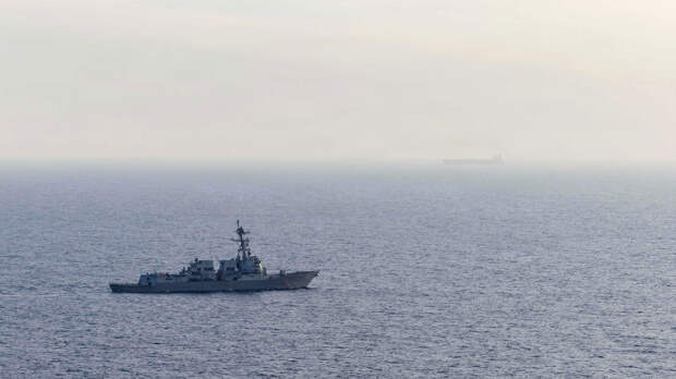 Крупный пожар произошел на ракетном эсминце ВМС США