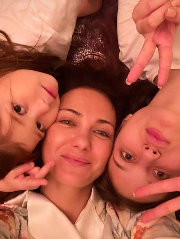 Три грации! Екатерина Климова опубликовала нежное фото с дочками