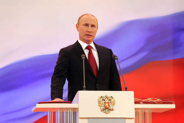 Владимир Путин, вступая в должность президента, принес присягу народу России