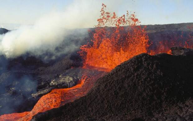 Мауна-Лоа Мауна-Лоа является одним из крупнейших щитовых вулканов на планете. Хотя многие годы происходили лишь небольшие извержения, геологи утверждают, что полномасштабный взрыв может произойти в любое время, учитывая, что вулкан все еще активен, а последний взрыв произошел примерно 700 тысяч лет назад. Последствия извержения не могут быть сейчас оценены должным образом, так  как потоки лавы скорее всего (но не точно) впадут в Тихий океан и охладятся в его водах.  