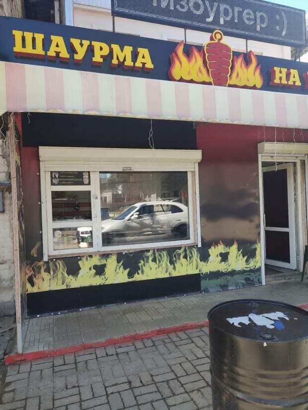 Заказали на Горсаде со стороны парка Сокол 2 Американо по 100 рублей - получили 2 стаканчика покрашенного кипятка, продавец объяснил что у них Америка...