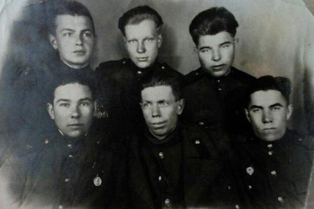Иван Кузнецов - крайний справа в нижнем ряду. 