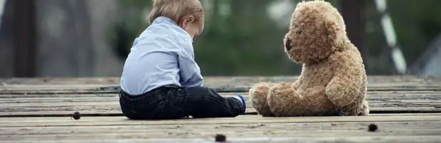 Двое детей выпали из окон за сутки в Карагандинской области