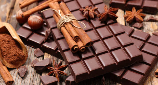 Шоколад стоит хранить в тёмном прохладном месте для того, чтобы сохранить его вкусовые качества. Лучше всего для этого подойдёт шкаф. 