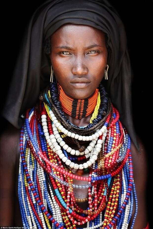 Женщины из племени Arbore (Африка) покрывают свои головы черными полотнами, но известны своей любовью к красочным ожерельям и серьгам женщины, красота, невероятное, традиционный костюм, украшения, фото