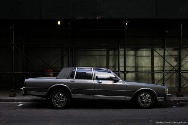 Chevrolet Caprice Classic Brougham LS Sedan 1988 года стоявший за углом от Уолл-стрит. нью-йорк, олдтаймер, ретро автомобили
