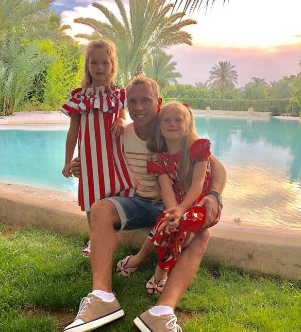 В своем личном блоге Денис Глушаков публикует красивые фото с дочками В своем личном блоге Денис Глушаков публикует красивые фото с дочками