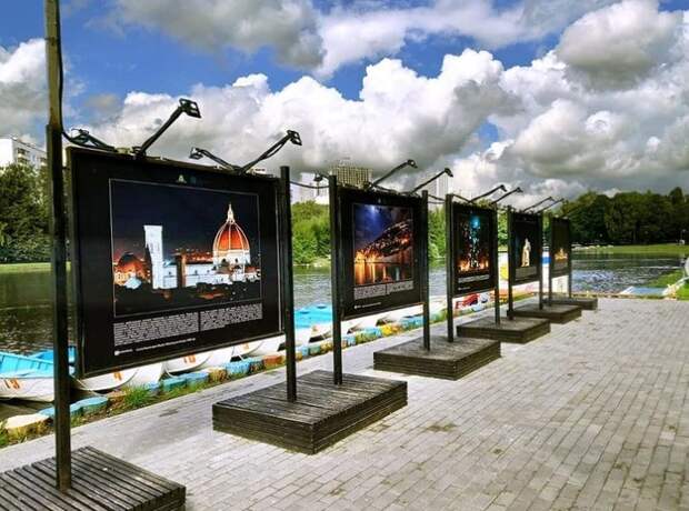 В парке «Ангарские пруды» открылась фотовыставка «Странники в ночи»
