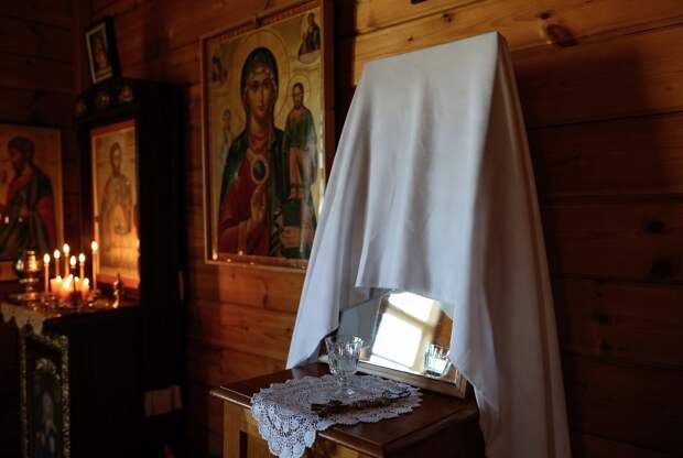 Священники РПЦ развенчали миф о рюмке и зеркалах как о поминальных традициях