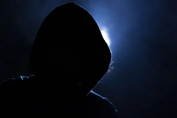 Камеры зафиксировали мужчину в балаклаве, устроившего взрыв в петербургской многоэтажке