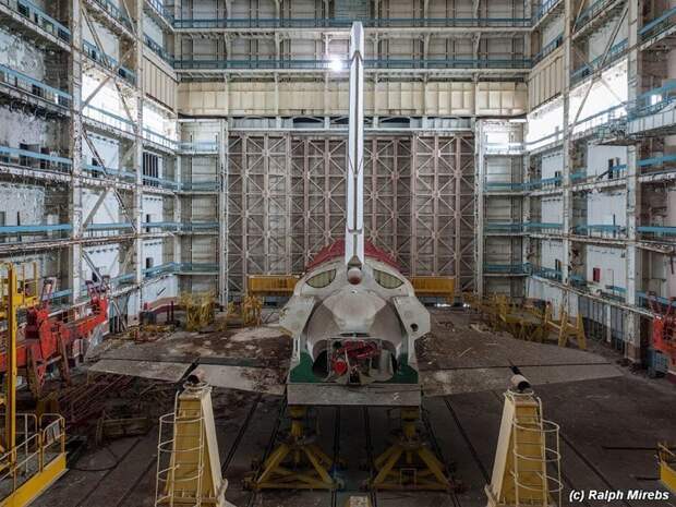 Путешествуя по Казахстану, фотограф наткнулся на заброшенный ангар для космических кораблей байконур, казахстан, космические корабли, космос, музей, фото, фотопрогулка