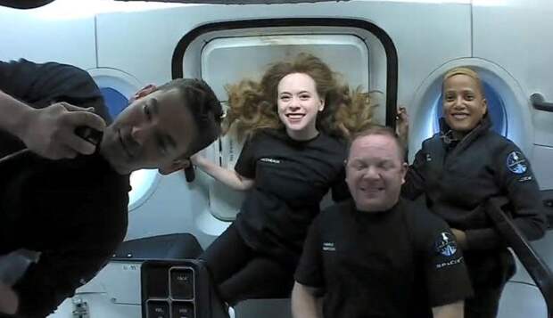 Корабль SpaceX с любительским экипажем благополучно вернулся на Землю