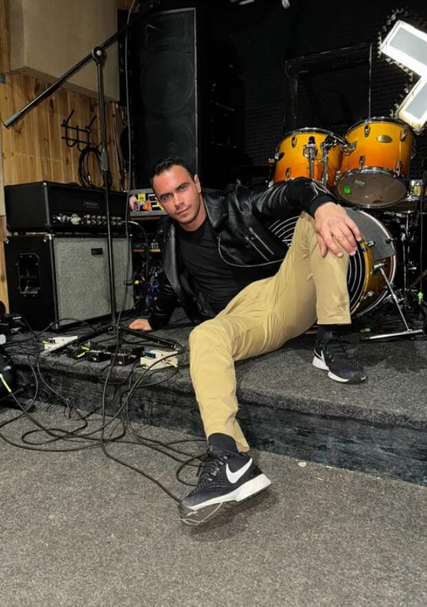 Самый эффектный бортпроводник «Аэрофлота» Даниил Ламас развелся с женой