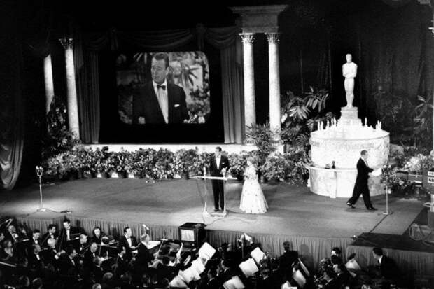 Первый показ церемонии вручения премии Оскар по телевидению, до этого трансляция была по радио, Лос-Анджелес, 1953 год. история, ретро, фото