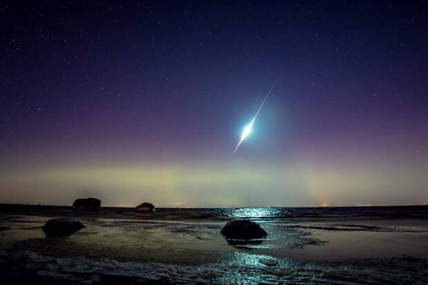 Яркий метеор на фоне полярного сияния в Ленинградской области