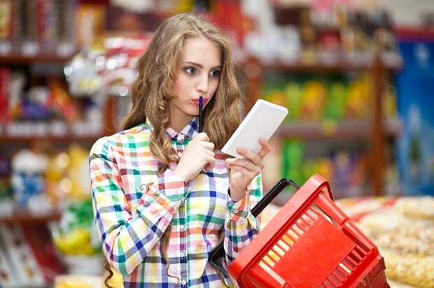 Продумывайте все покупки заранее и следуйте списку. / Фото: zen.yandex.com