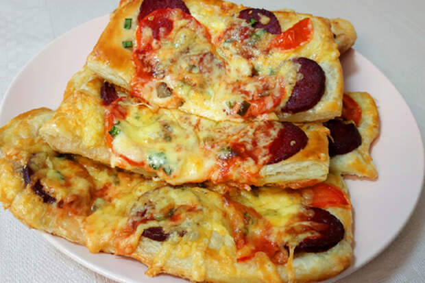 Фото к рецепту: Мини-пицца на скорую руку, из слоеного теста