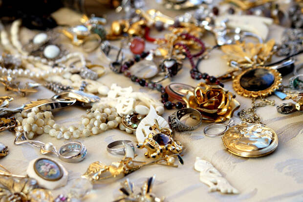 В Польше отменили аукцион по продаже найденных на свалке украшений