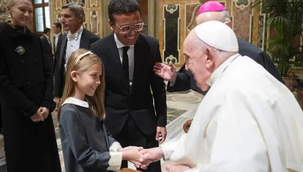 Юлия Лобова и Омар Арфуш с дочерью на аудиенции Папы Римского