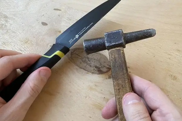 Как аккуратно склеить корпус зарядки без секундного клея