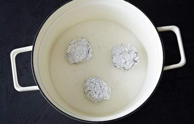 Всего три шарика из фольги на сковородке, и вкусный ужин гарантирован. Всего три шарика из фольги на сковородке, и вкусный ужин гарантирован.
