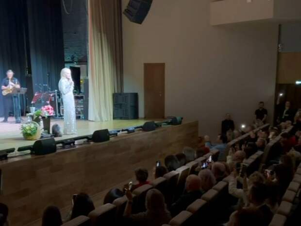 РИА Новости: Лариса Долина собрала аншлаг на сольном концерте в Домодедово 