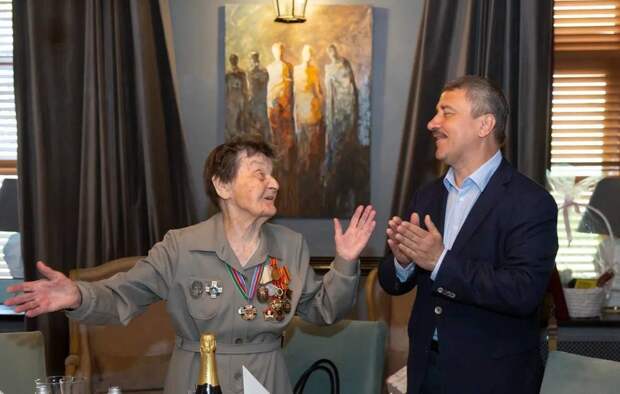 Андрей Кононов поздравил с 95-летним юбилеем почетную жительницу Кронштадта