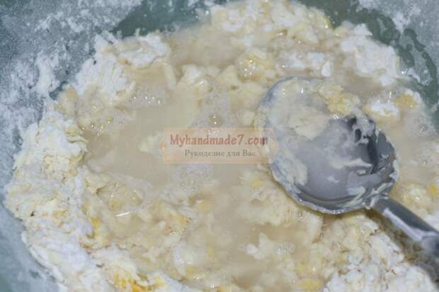 пицца с колбасой и солеными огурцами