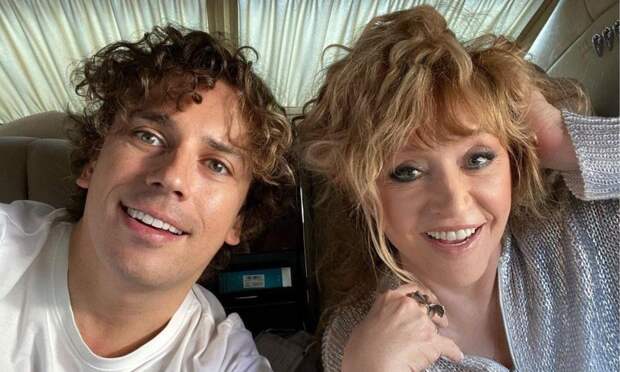 «Почти все в сборе»: Максим Галкин* поделился редким семейным фото с дня рождения Аллы Пугачевой