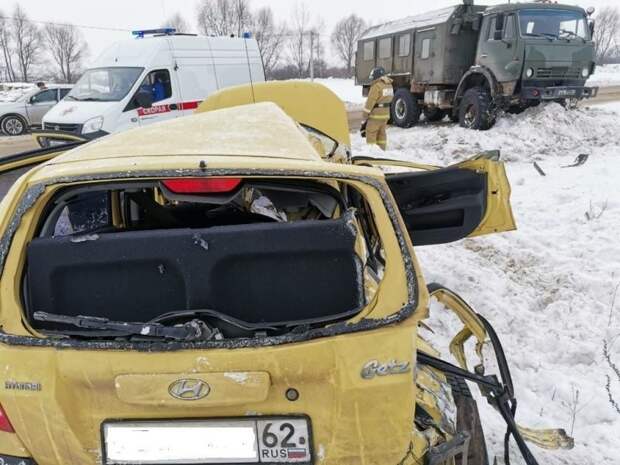 Авария дня. Под Рязанью автомобилистка столкнулась с военным КамАЗом