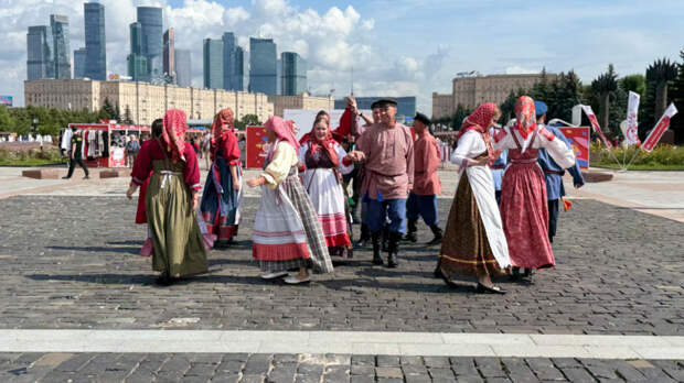 Москва окунулась в атмосферу русской культуры на фестивале "Русское поле"