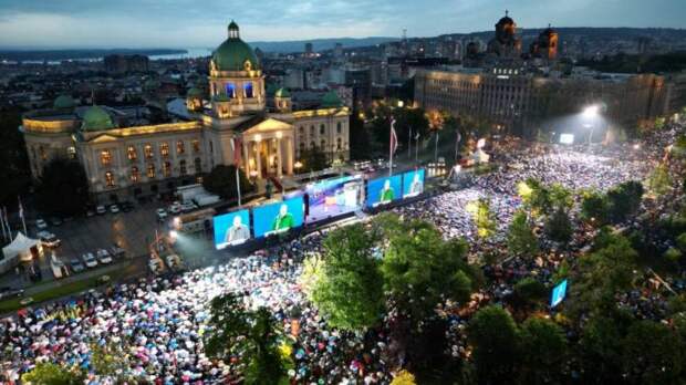В Белграде тысячи сербов вышли на митинг за суверенную и сильную страну