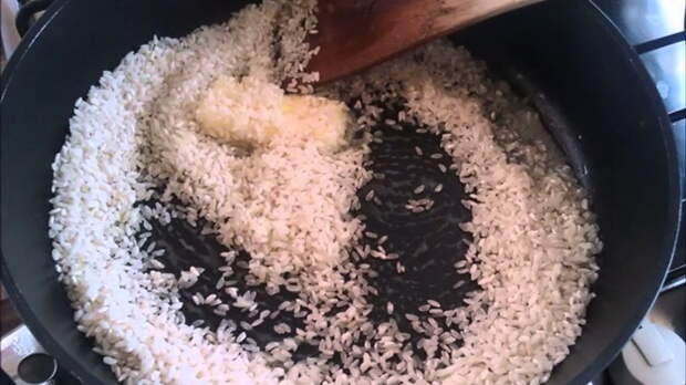 Перед варкой рис можно обжарить в кастрюле или на сковороде.