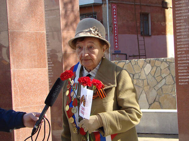 Роза Гавриловна выступает перед публикой.