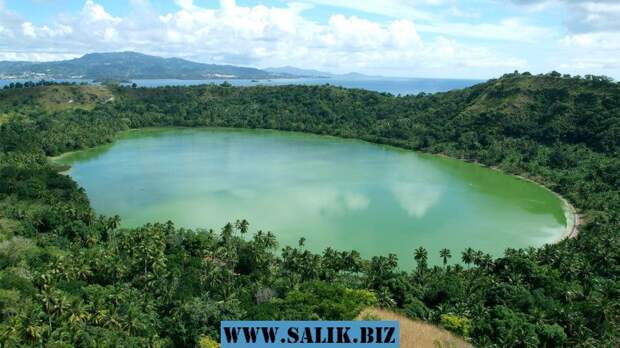 Озеро Dziani на острове Майота, Коморские острова.