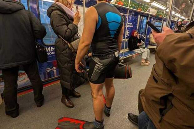 Украинского блогера задержали в московском метро в костюме водолаза