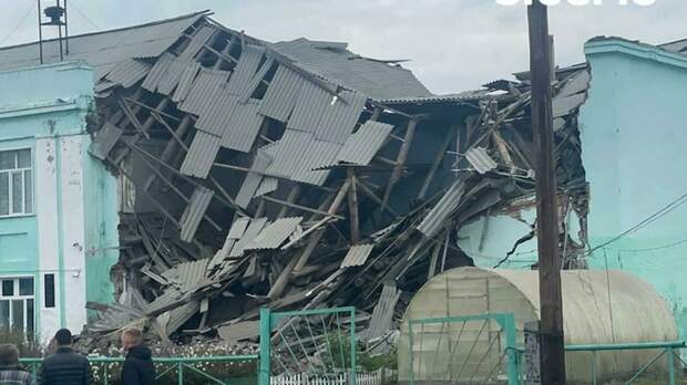 "Четверть здания сложилась". Школа обрушилась на глазах очевидцев в Новосибирской области