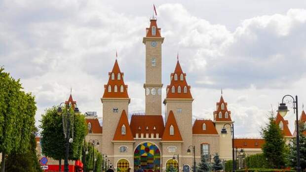 Блины, народные хиты и богатырские забавы: «Остров Мечты» приглашает на широкую Масленицу