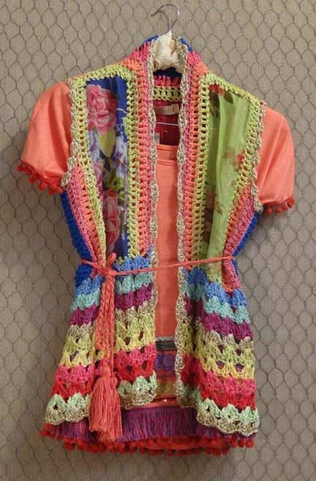 Algunas ideas para combinar tela con crochet o realizar apliques a remeras y reciclarlas dándole un toque de estilo....: 