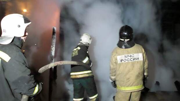 Два человека погибли при пожаре в доме в Томской области