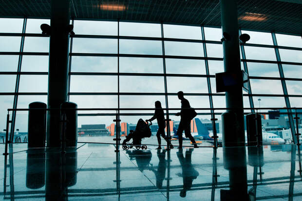 Мужчина попал под суд за то, что напал на полицейского и оскорбил его в аэропорту