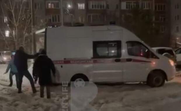 Скорая застряла в сугробе в Рязани