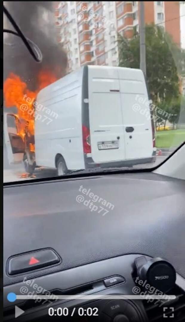 На Дмитровском шоссе загорелся автомобиль