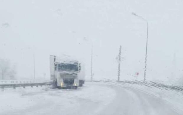 В связи с обильными снегопадами введены ограничения для большегрузов: подробно