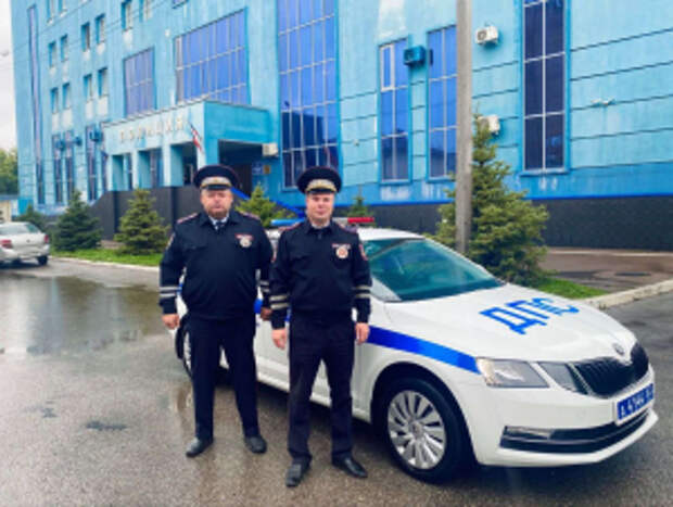 В Самарской области инспекторы ДПС помогли водителю и его родственнику, добраться до больницы в кратчайшие сроки